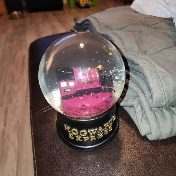 Harry Potter Hogwarts Express Snow Globe - Picture 2 of 3